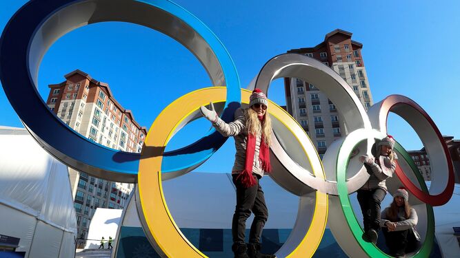 Varias deportistas eslovacas posan junto a los anillos olímpicos en la villa olímpica en PyeongChang (Corea del Sur).