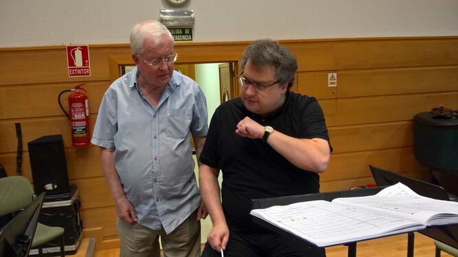 Newton revisa las partituras con el director Paul Mann.