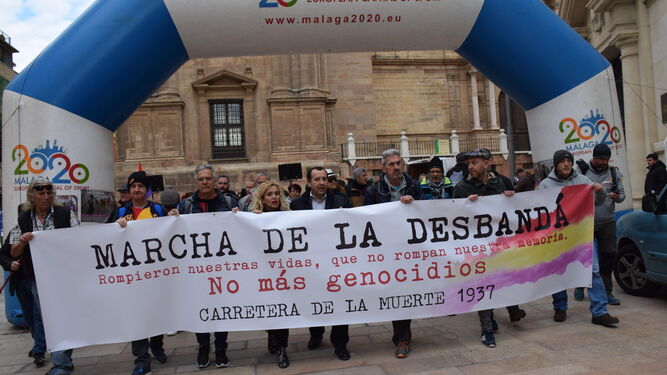 Salida de la marcha organizada en recuerdo de las víctimas de la masacre de la carretera Málaga-Almería.