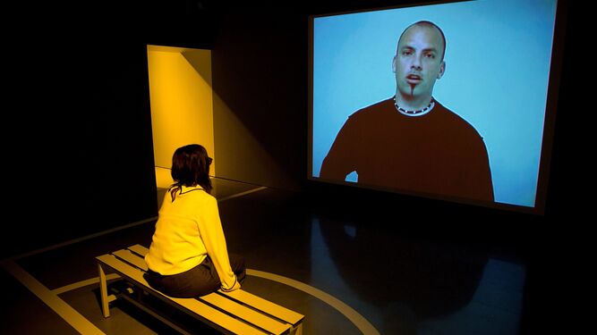 Una visitante observa la instalación de Kenneth Doren, ayer, en el Centro Pompidou Málaga.