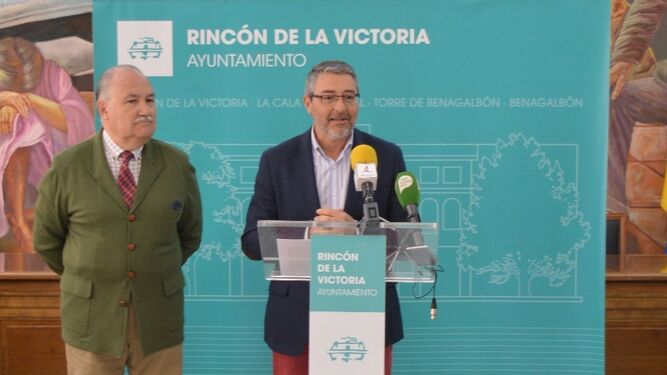 El alcalde, Francisco Salado y el concejal de Hacienda, Antonio Fernández, en rueda de prensa.