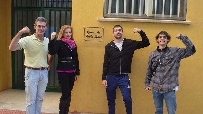 Roberto, Margarita, Isaac y Lucho, cuatro de los amigos de Pablo Ráez con el gesto que simbolizó la lucha del joven marbellí.