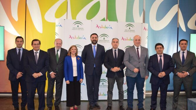 El consejero de Turismo junto a los presidentes y dos vicepresidentes de las diputaciones, ayer en Málaga.