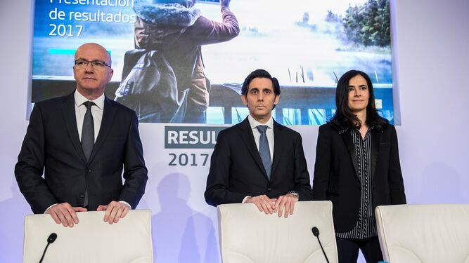 Ángel Vilá Boix, José María Álvarez-Pallete y la directora de Finanzas y Control de Telefónica, Laura Abasolo, ayer.