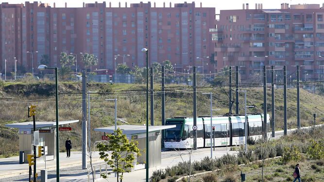 El Metro en superficie, a su paso por la zona de la Universidad de Málaga.