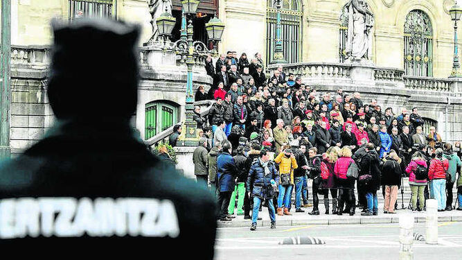 Concentración en la escalinata del Ayuntamiento de Bilbao, ayer.