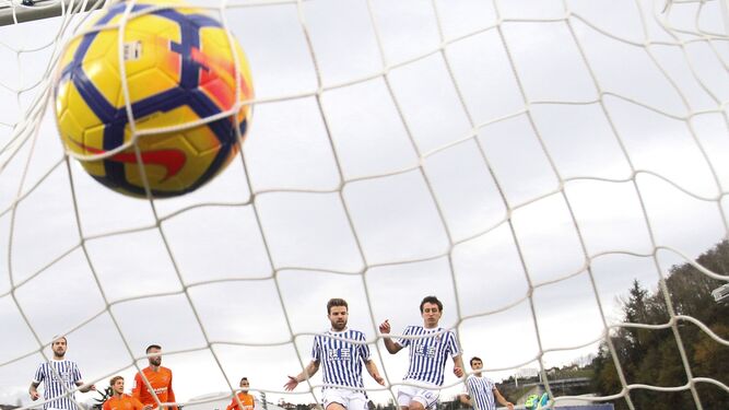 El segundo gol del Málaga en Anoeta, visto tras la portería.