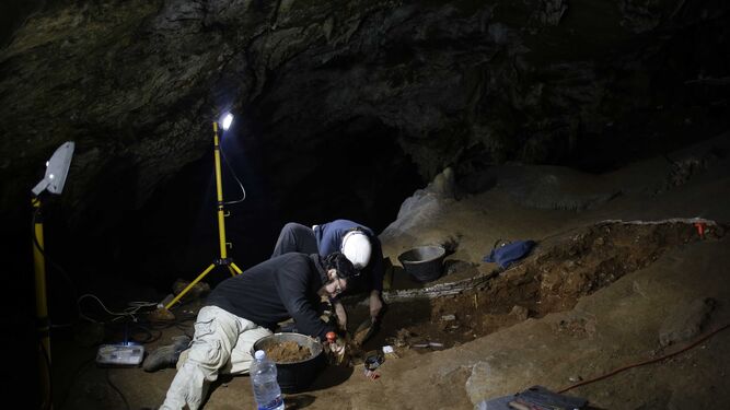 Investigadores toman datos sobre los resultados que están obteniendo en las excavaciones actuales.