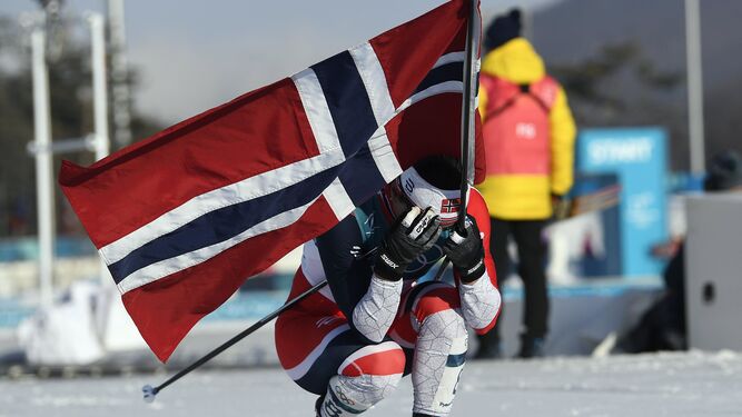 Marit Björgen celebra su título en los 30 kilómetros de esquí nórdico.