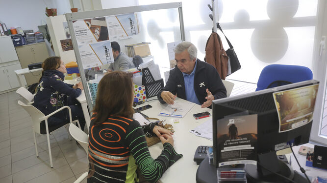 Manuel Calvo asesora a Mónica Concellón, emprendedora y usuaria de Incorpora.