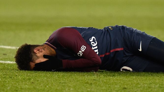 Neymar se lamenta por la lesión que se hizo en el choque contra el Olympique de Marsella.