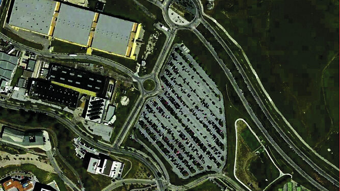 Vista aérea de una parcela usada para aparcamiento en el PTA.
