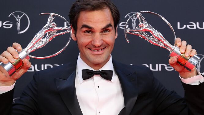 Federer posa con sus dos premios.