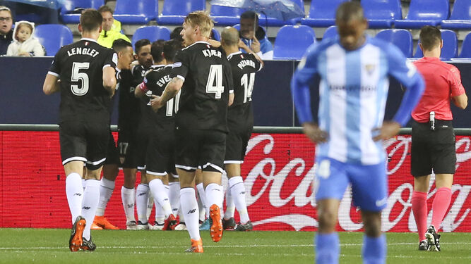 Los jugadores del Sevilla el gol que supuso la victoria.