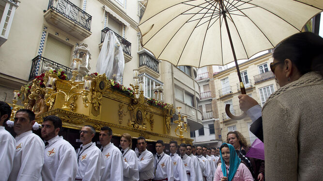 La procesión del Cristo Resucitado, bajo la lluvia.
