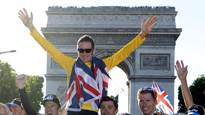 Wiggins, con el maillot amarillo en París.