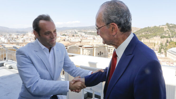 Cassá y De la Torre se saluda en la terraza del hotel Málaga Palacio.