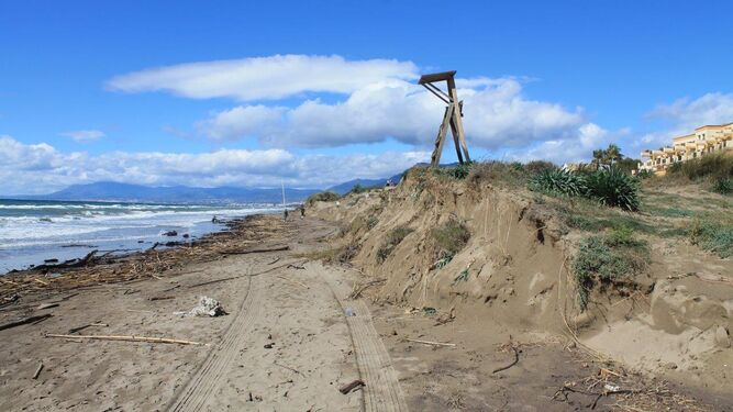 Estado de la playa de Las Chapas tras el temporal.