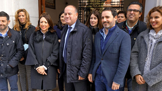 Manuel Barón, ayer en Antequera junto a miembros de su equipo y la secretaria general del partido, Patricia Navarro.