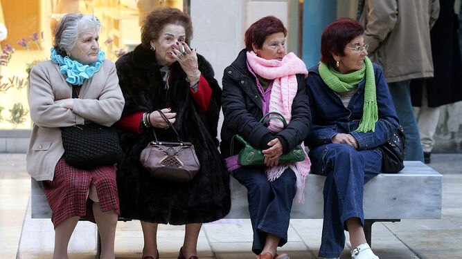 Mujeres en la calle Larios. No son invisibles. Pero podrían parecerlo.