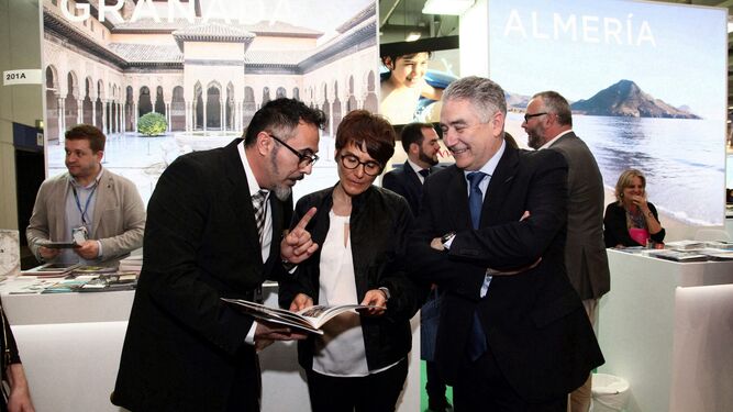 Susana Ibáñez, secretaria general de Turismo de la Junta, y Manuel Muñoz, director gerente de Turismo Andaluz, ayer en la inauguración de la ITB en Berlín.