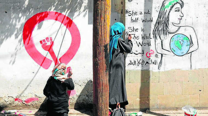 Una niña hace una pintada feminista, ayer en Saná, la capital de Yemen.