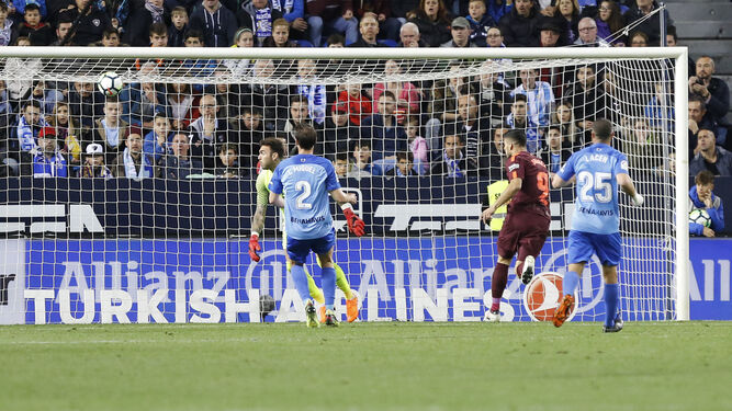 Suárez marca el gol a Roberto.