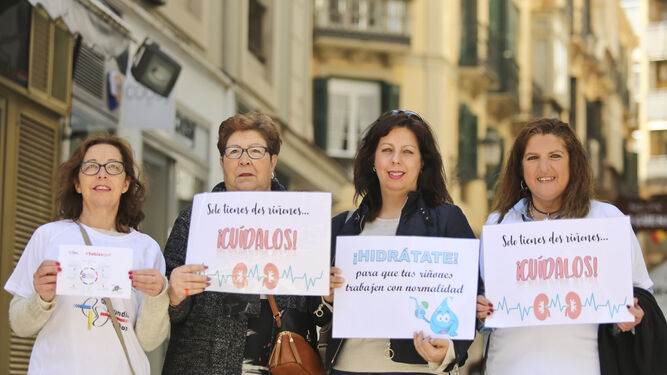 Pilar Romero, Francisca Alcoholado, Lourdes Vera y Miriam Porto (de izquierda a derecha), ayer tras el pasacalles.