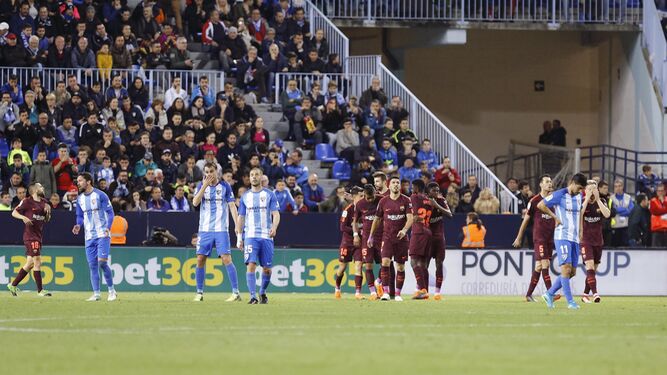 Manuel Iturra, Ignasi Miquel y Medhi Lacen, tras uno de los goles del Barcelona en La Rosaleda.