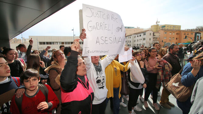 Algunas de las personas concentradas ayer ante la Ciudad de la Justicia de Almería.