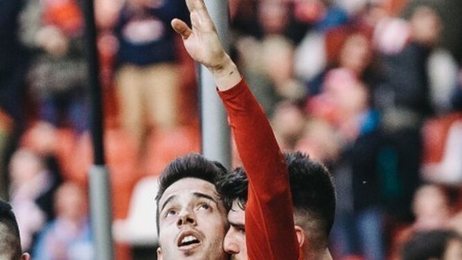 Jony apunta al cielo tras un gol con el Sporting.