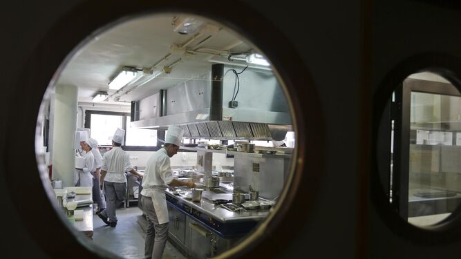 Un grupo de alumnos trabajaba en la cocina del restaurante de La Cónsula.