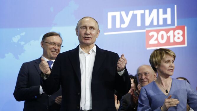 Vladimir Putin agradece anoche el respaldo a sus votantes al lado del Kremlin.