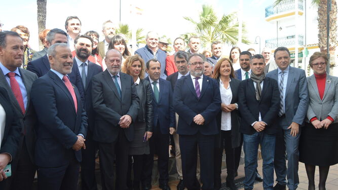 Alcaldes de diferentes municipios del litoral andaluz, ayer en Mijas.