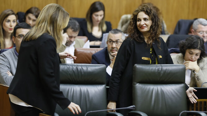 La consejera de Hacienda, María Jesús Montero, conversa con la presidenta Susana Díaz en el Parlamento.