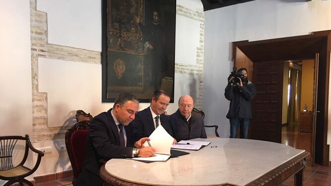 Firma del acuerdo entre la Diputación y la Agrupación de Cofradías.