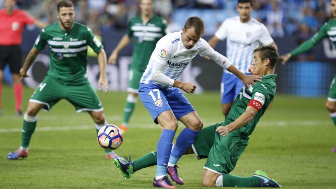 Mantovani, en una acción con Duda en el partido entre el Málaga y el Leganés de la pasada temporada.