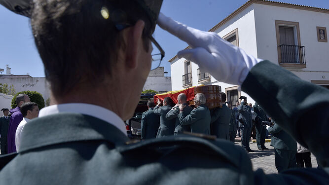 Honores al cabo de la Guardia Civil en el cuartel de Guillena