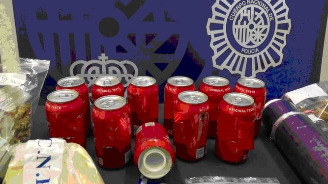 Las latas de refresco manipuladas intervenidas por la Policía Nacional.