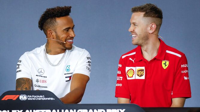 Lewis Hamilton y Sebastian Vettel bromean durante la conferencia de prensa en Melbourne.