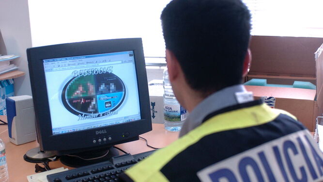 Un policía revisa una página web de contenido pornográfico.