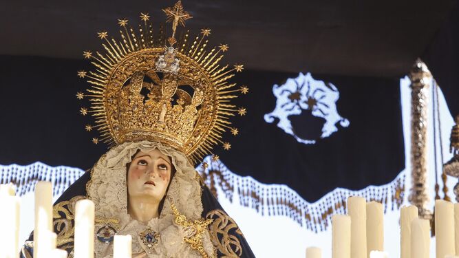 La Virgen de la Concepción, de la cofradía del Huerto, implora al cielo.