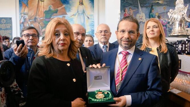 Arjona y Castillo, con la medalla de Chiquito.