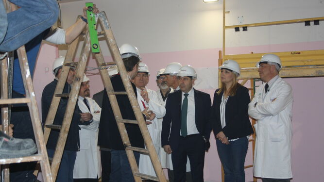 Los delegados del Gobierno andaluz y de Salud visitan las obras.