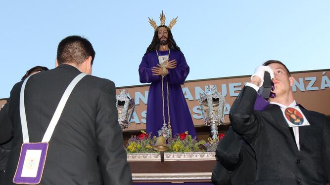 El Cristo de Medinaceli durante su recorrido por las calles de Las Lagunas.