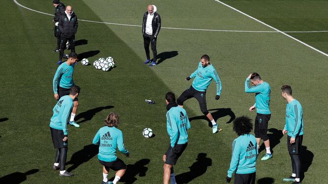Zidane, dirigiendo el entrenamiento en Valdebebas