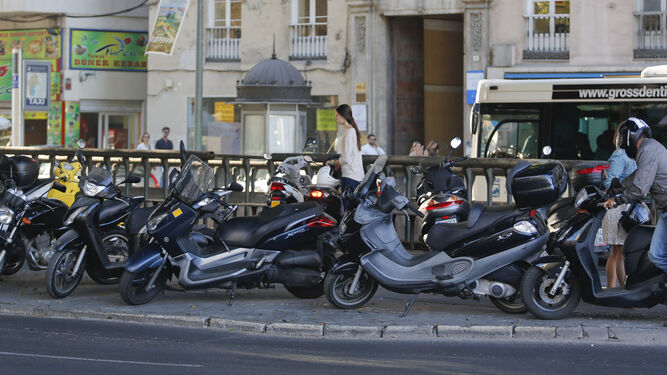 Imagen de archivo de motos aparcadas sobre la acera en la Alameda Principal.