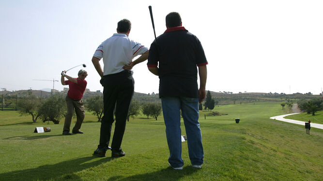 Tres jugadores en uno de los campos de golf de la provincia.