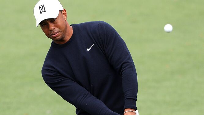 El norteamericano Tiger Woods golpea la bola en Augusta.