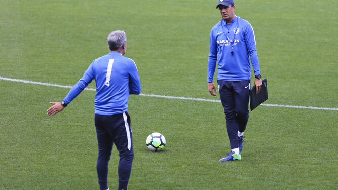 José González conversa en un entrenamiento con Sergio Pellicer